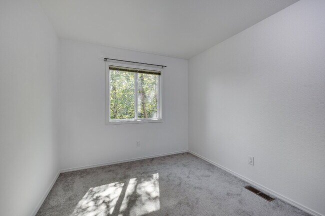Building Photo - Beautifully Updated 4-Bedroom Home in Sammamish!- AVAILABLE NOW FOR RENT!!