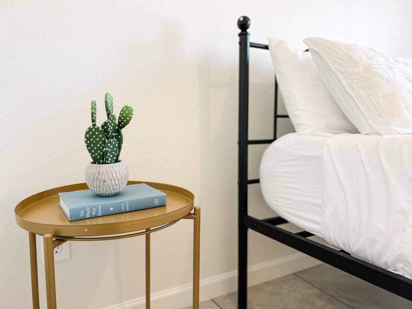 Queen bed - 8503 E Leigh Dr