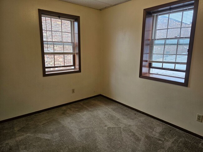 Building Photo - One Bedroom Apartment Downtown