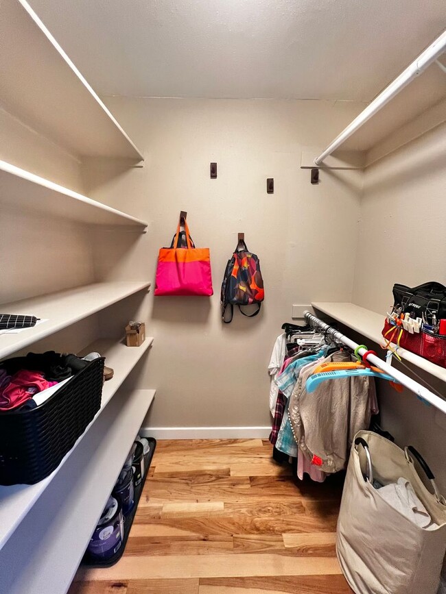 Building Photo - Tastefully updated 1 bedroom, 1 bathroom c...