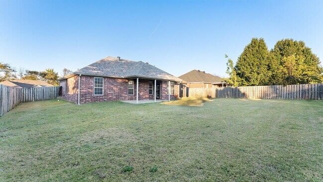 Building Photo - Charming 4-Bedroom Fayetteville Retreat with Granite Accents & Warm Fireplace!