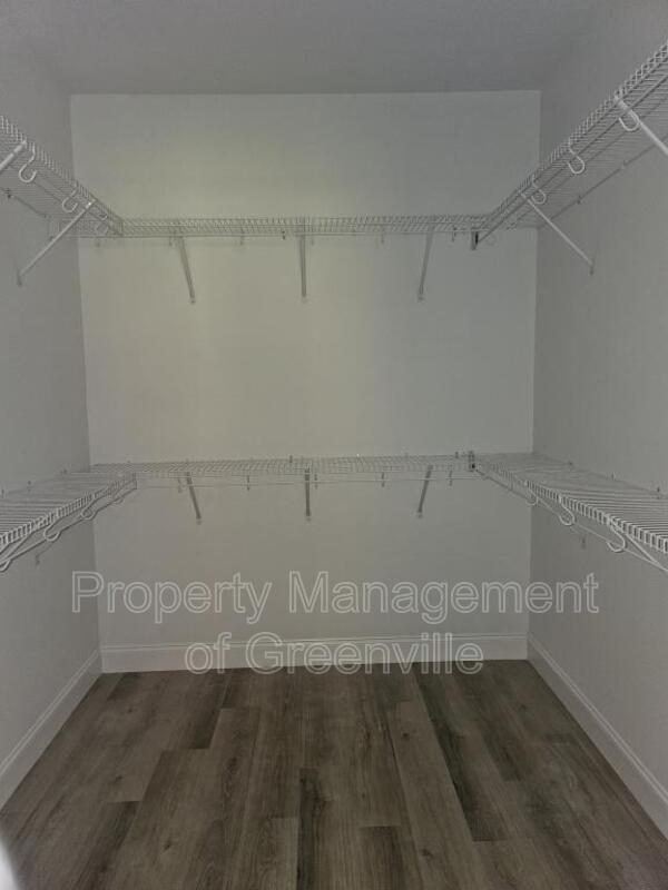 Building Photo - 305 Appian Dr