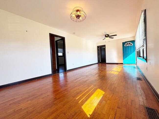 Building Photo - Greenback 37742 - 3 bedroom, 1 bath home - Contact Jeremy Logan (865) 307-2273