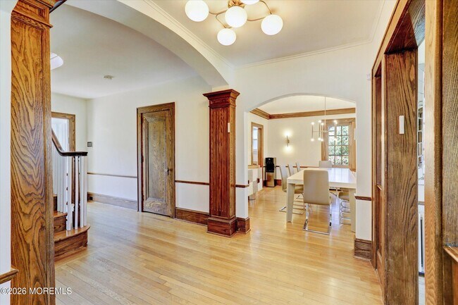 Building Photo - 570 N Edgemere Dr