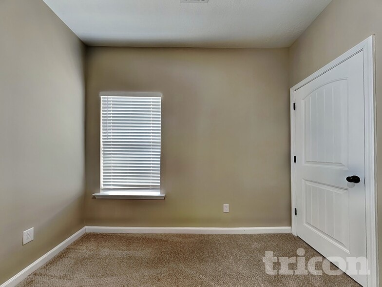 Building Photo - 513 Fox Haven Dr