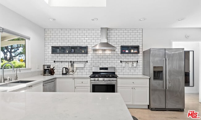 Building Photo - 2559 Colby Ave