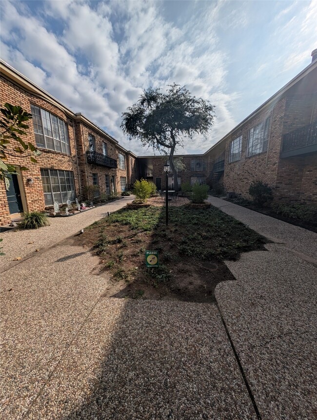 Building Photo - 2503 McCue Rd