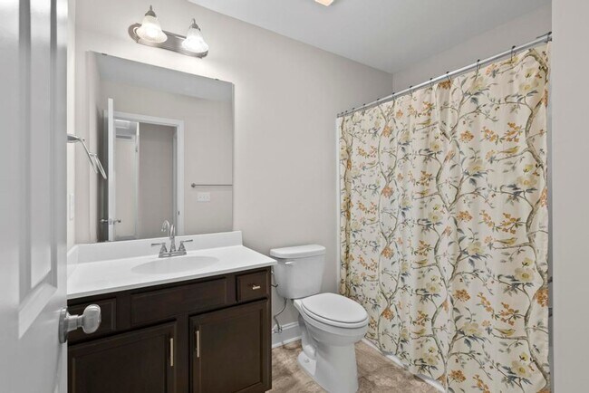 Building Photo - Beautiful Townhome!