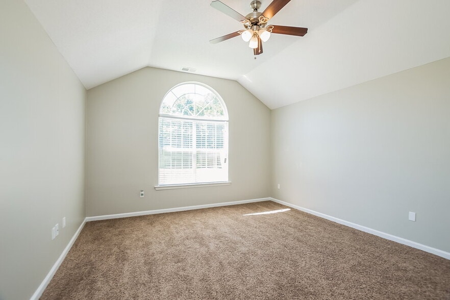 Building Photo - 10909 Lexington Dr