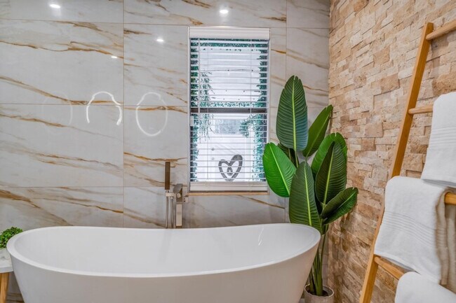 Building Photo - 1814 NW 14th Ave