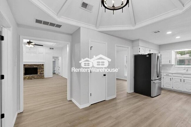 Building Photo - MOVE IN READY COMPLETELY UPDATED - 3BED/2B...