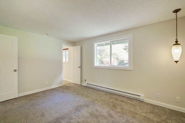 Building Photo - 3bd/2ba North Bend House