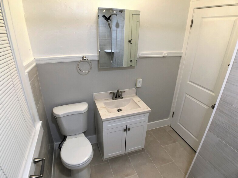 Bathroom - 5346 Hillcrest St