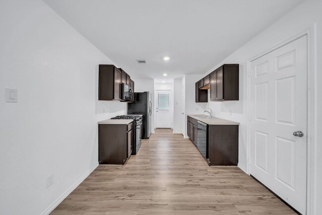 Building Photo - Like-new three bedroom single story home featuring a spacious open floor plan ideal for modern li...