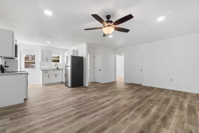 Building Photo - Spacious and Affordable 2BR, 1BA Available now in SE!