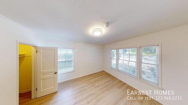 Building Photo - 127 N Doheny Dr