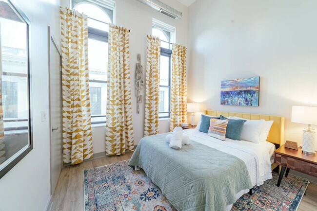 Building Photo - 1954 W North Ave