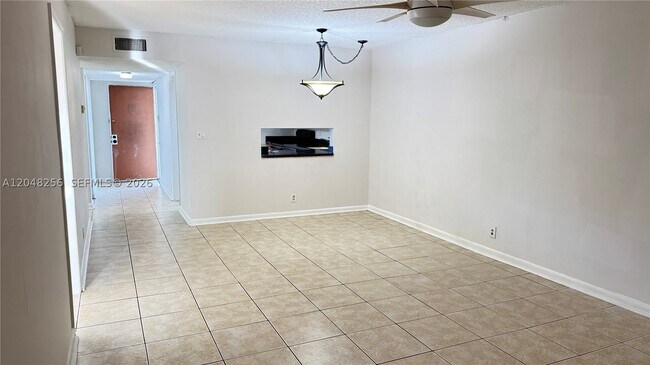 Building Photo - 5525 N Lakewood Cir