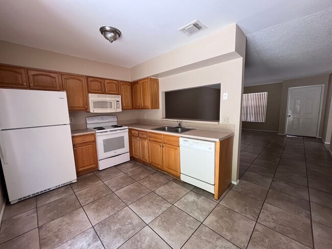 Building Photo - 2/2 In East Orlando
