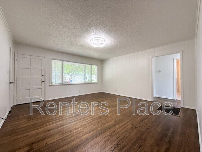 Building Photo - 22 E 53rd Pl