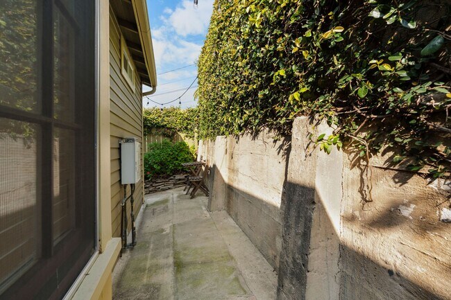 Building Photo - Adorable 1 bed / 1 bath Stand-Alone Bungalow in the Heart of Echo Park with Laundry & Parking