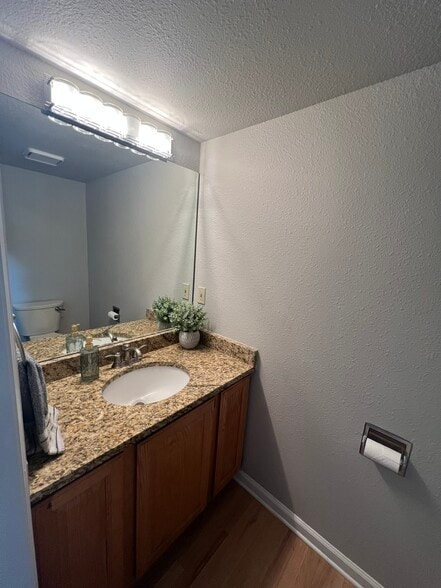 Building Photo - 7710 S Hickory Pl
