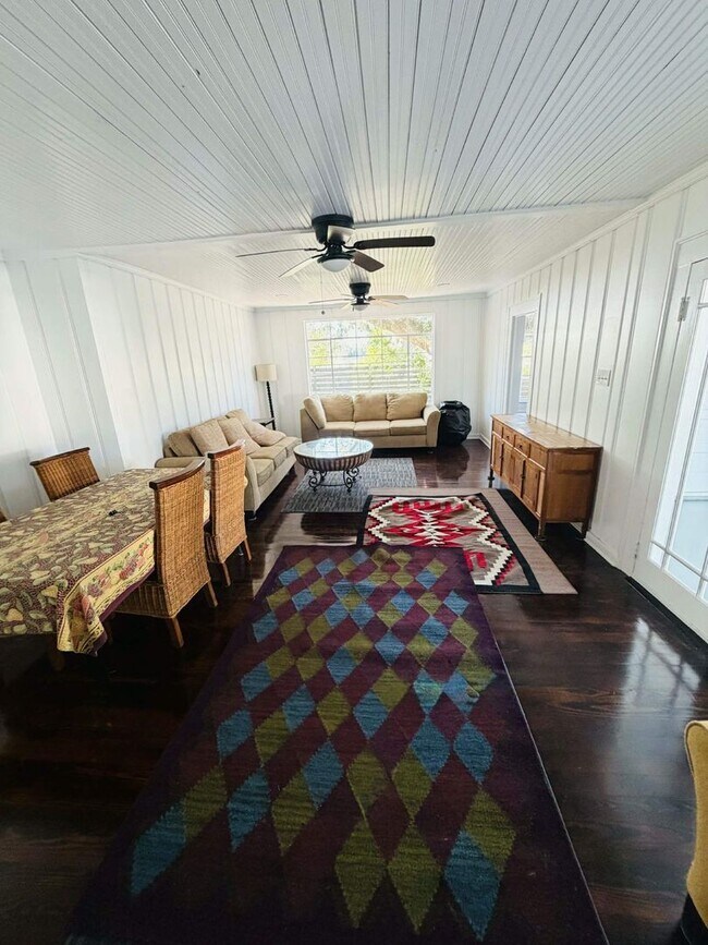 Building Photo - Stunning Renovated 3bedroom 2.5 bathroom Cottage