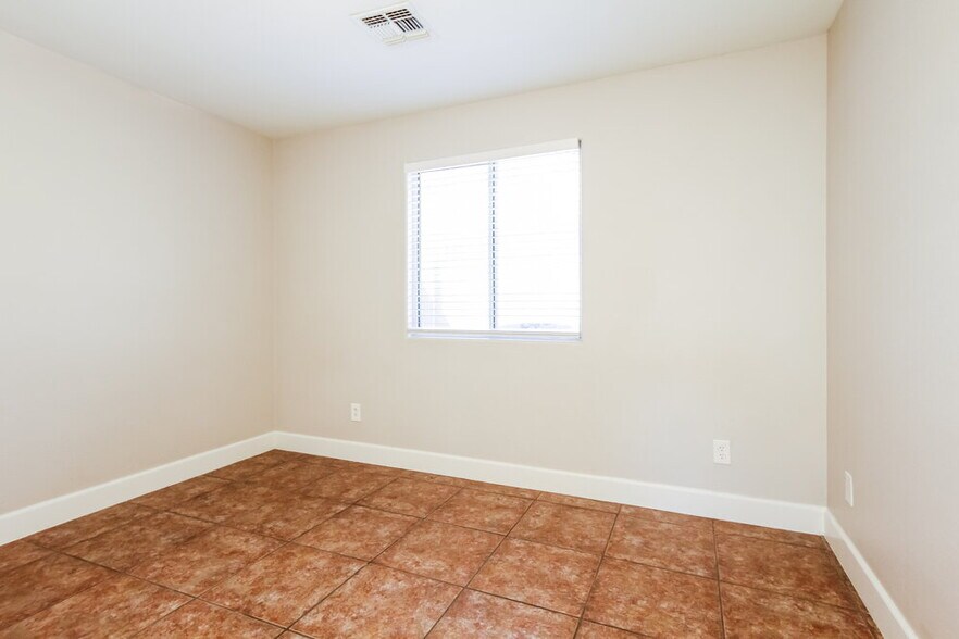 Building Photo - 3320 W Glass Ln