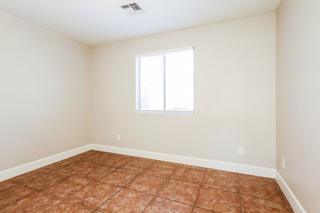 Building Photo - 3320 W Glass Ln