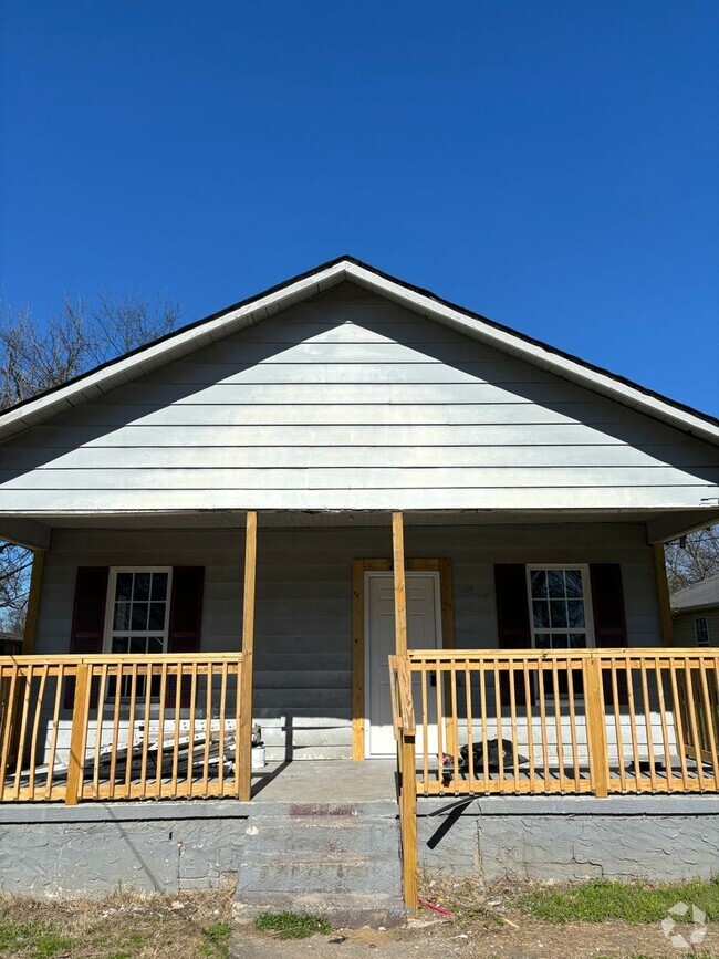 Building Photo - Centrally located 3/1 house
