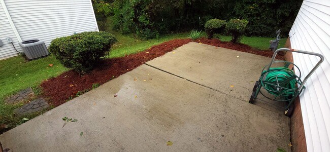 Building Photo - Great one level home close to shopping and highway