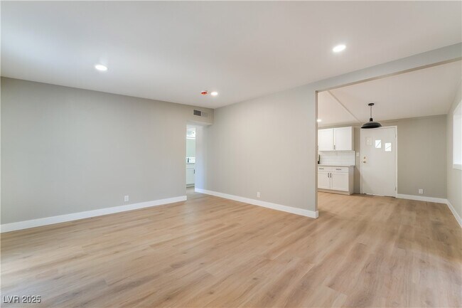 Building Photo - 2749 Del Mar Pl