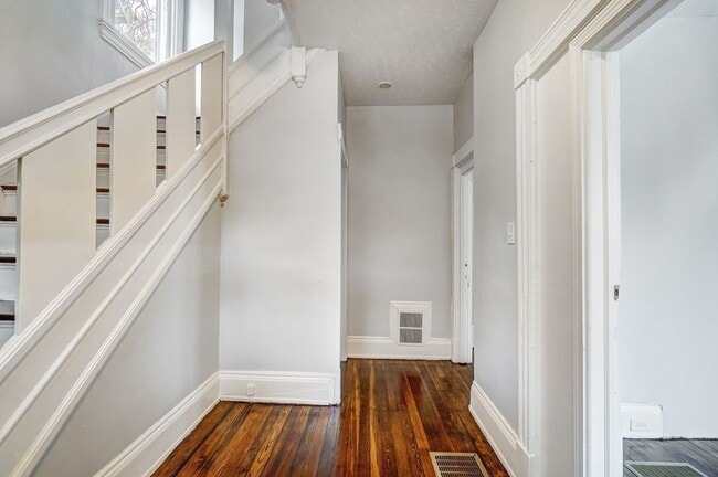 Building Photo - Three Bedroom in Cincinnati! LEASING SPECIAL, Second Month Free if lease signed by 07/31, not mov...