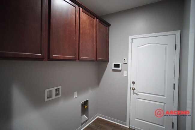Building Photo - Beautiful 4 Bedroom SW Home Close to Freeway!