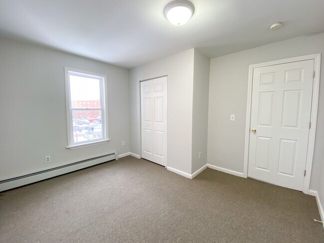 Building Photo - Gorgeous single-family home near Hartford Hospital