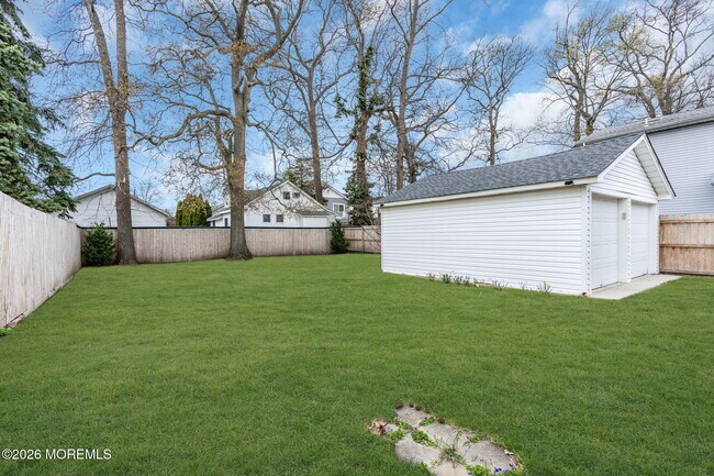 Building Photo - 1232 Pine Tree Way