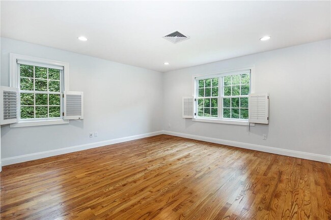 Building Photo - 34 Saxon Wood Rd