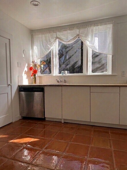 Building Photo - 5924 Hayes Ave