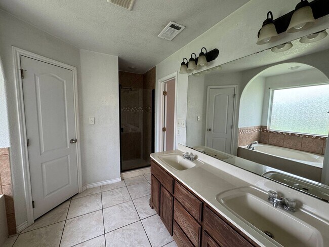 Building Photo - 9600 Diana Dr