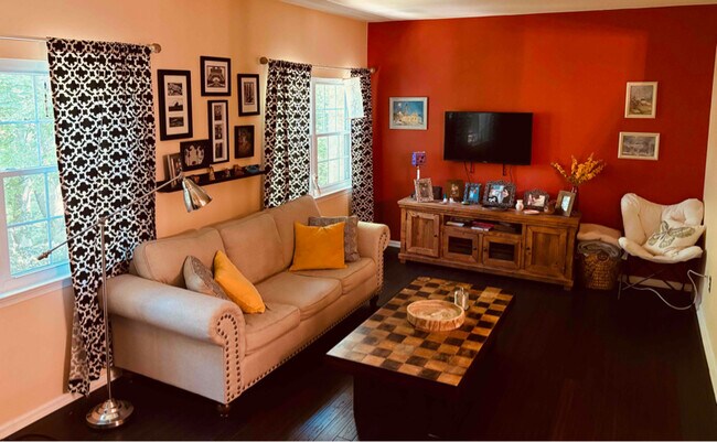 Building Photo - 3 E Ridge Mews