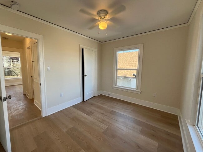 Building Photo - 2+1 w/all appliances + garage in central L...