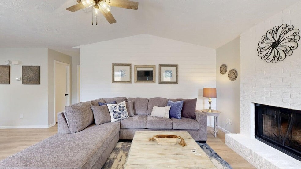 Building Photo - 608 Navarro Dr