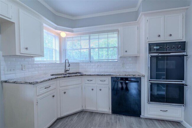 Building Photo - 16227 Southampton Dr