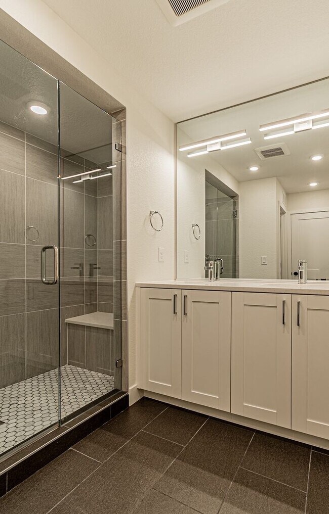 Building Photo - Newer Build 2 Bedroom, 4 Bathroom Jefferson Park Townhome
