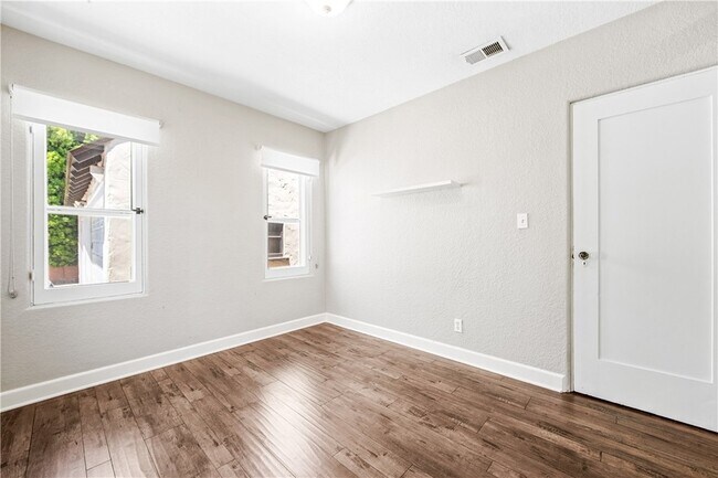 Building Photo - 703 E Walnut Ave