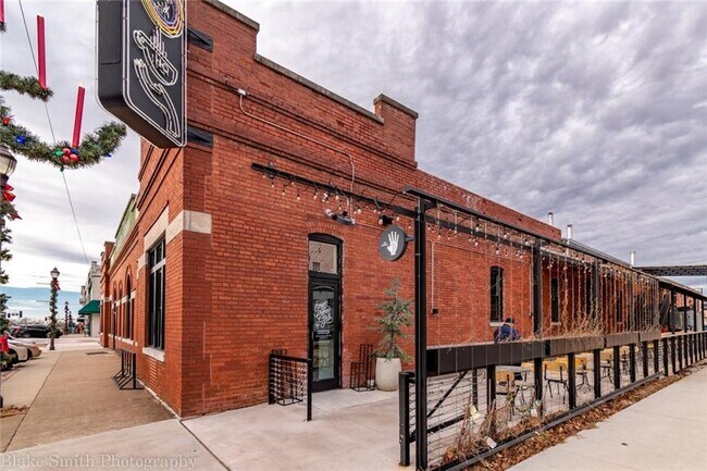 Building Photo - 101 E Walnut St