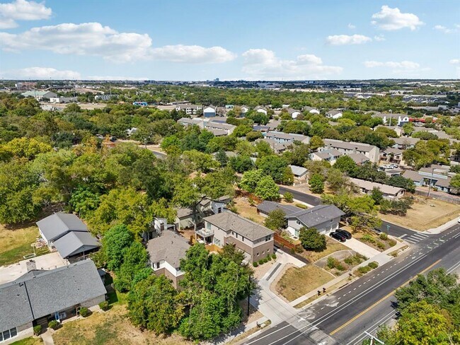 Building Photo - 6902 Northeast Dr