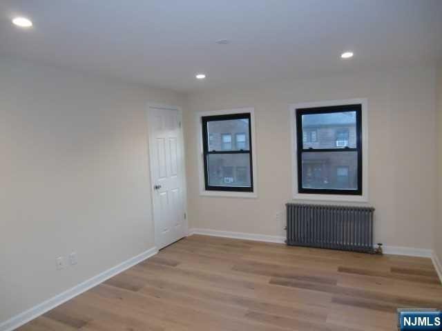 Building Photo - 482 Broad Ave