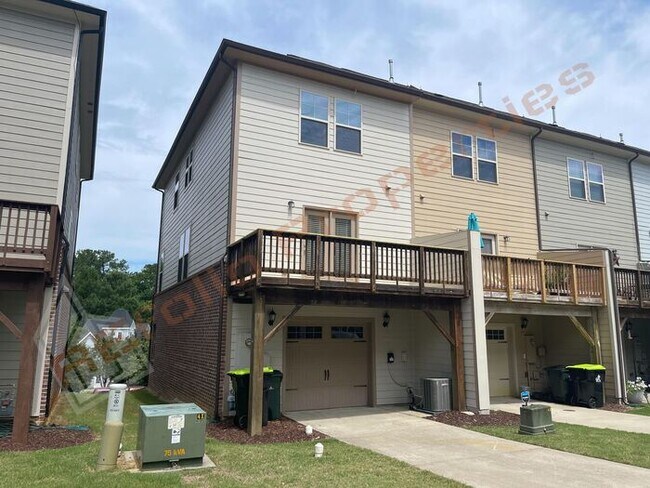 Building Photo - Brand New Carpet and Fresh Paint! Charming...