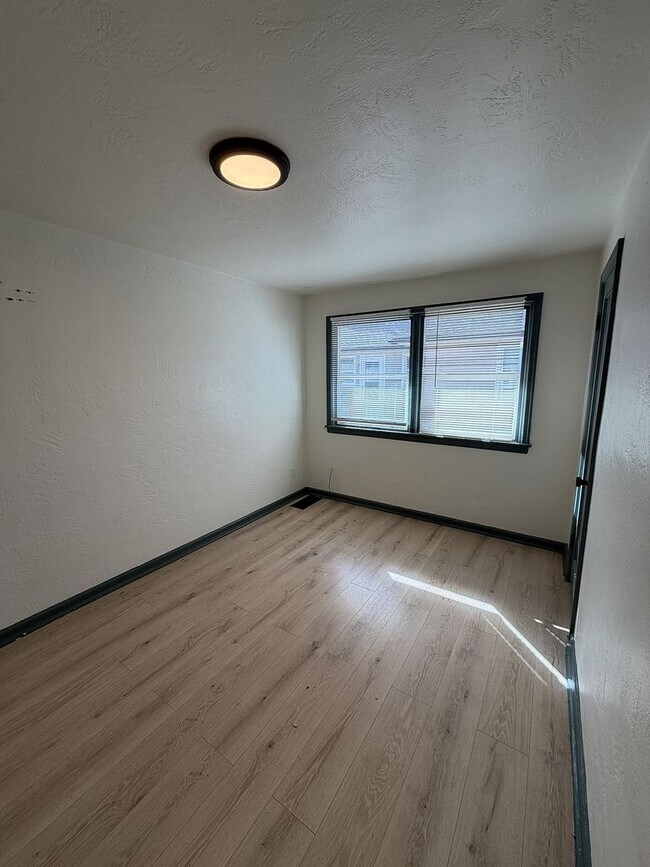 Building Photo - Newly remodeled one bedroom apartment